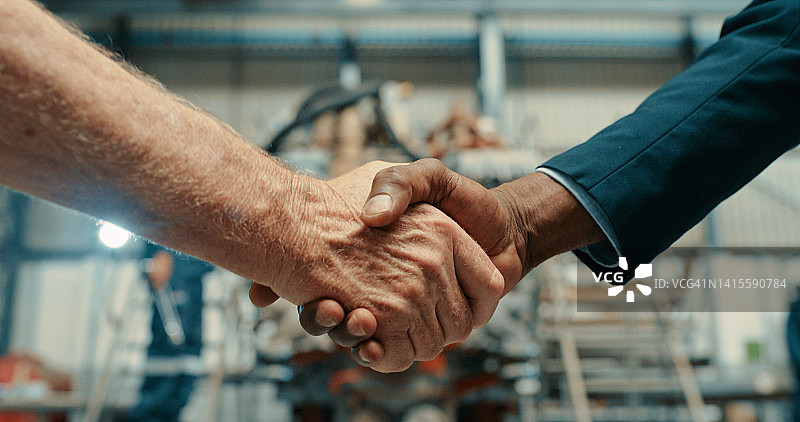工厂仓库中B2B成功合作会议后的握手、交易或行业协议。男人握手遵守并签订值得信赖的公司的商业合同图片素材