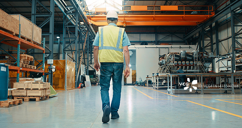 在仓库、工厂或车间内行走的制造经理、物流主管或工程师图片素材