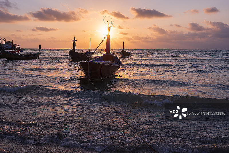 泰国罗勇府湄蓝蓬海滩的渔船图片素材
