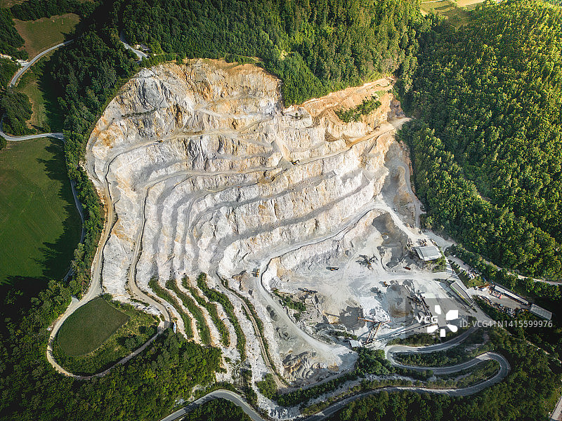 航拍：大型采石场、工业建筑和重型机械图片素材