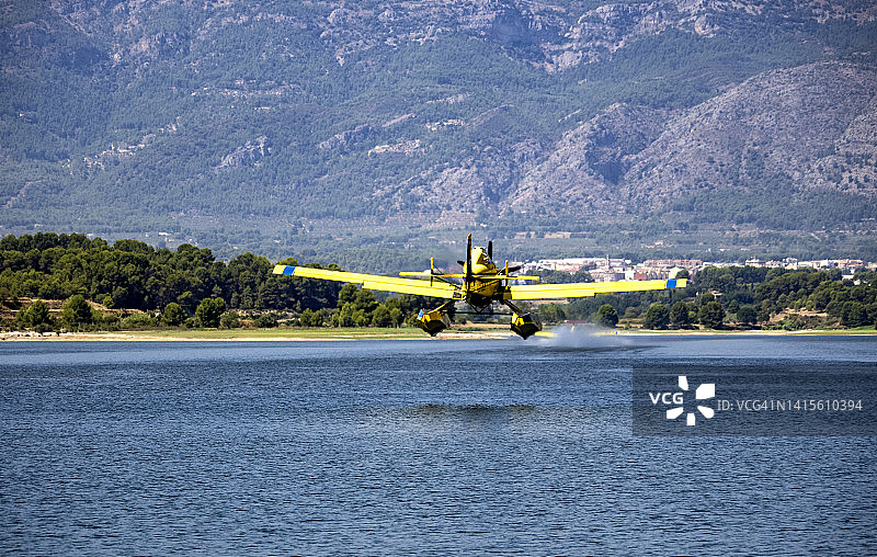 消防飞机在水库中取水，用于扑灭森林火灾图片素材