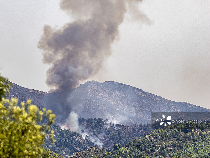 地中海森林山地景观与森林火灾的烟雾图片素材