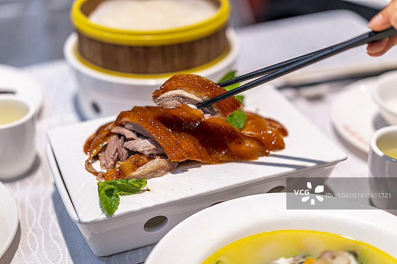 厨师切北京烤鸭图片素材