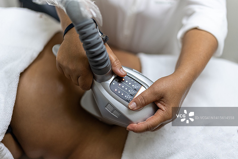 女人在水疗中心做美容护理图片素材