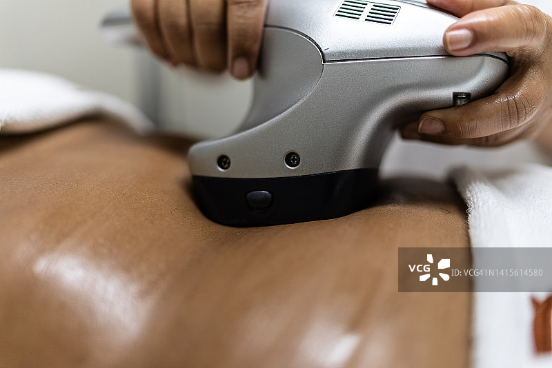 女人在水疗中心做美容护理图片素材