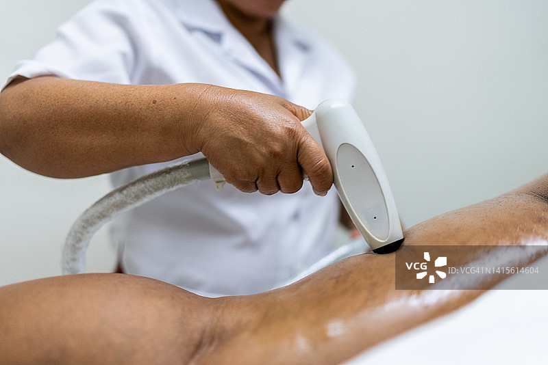 美容师在水疗中心为顾客做美容护理图片素材