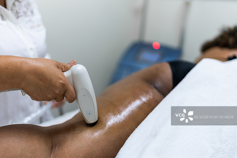 美容师在水疗中心为顾客做美容护理图片素材