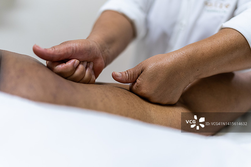 美容院的美容师为顾客按摩图片素材