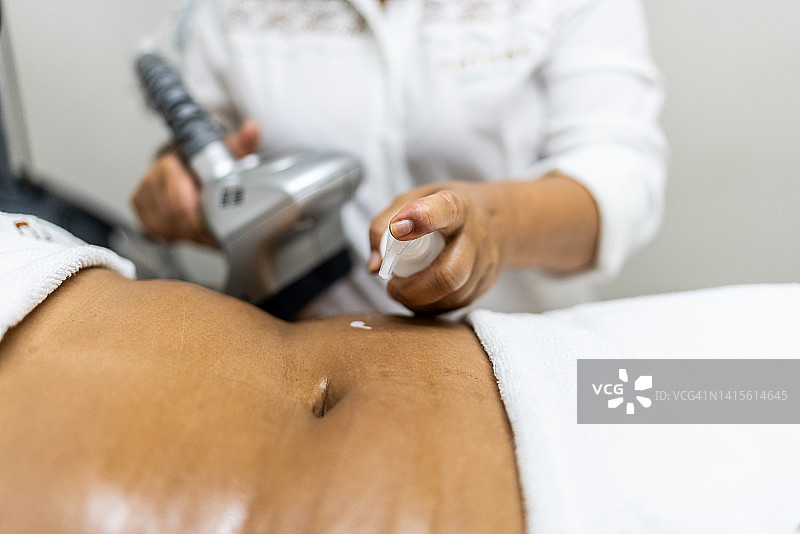 美容师涂抹面霜进行美容护理图片素材