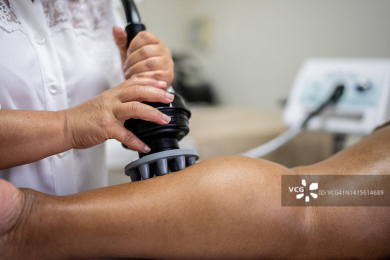 美容师在水疗中心为顾客做美容护理图片素材