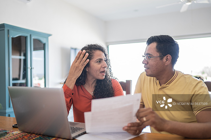 忧虑的夫妇用笔记本电脑理财图片素材