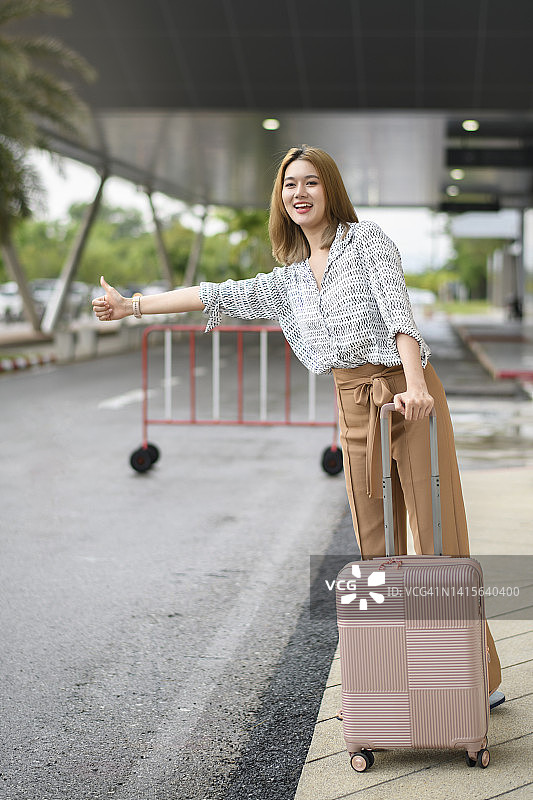 在机场等待出租车的游客图片素材