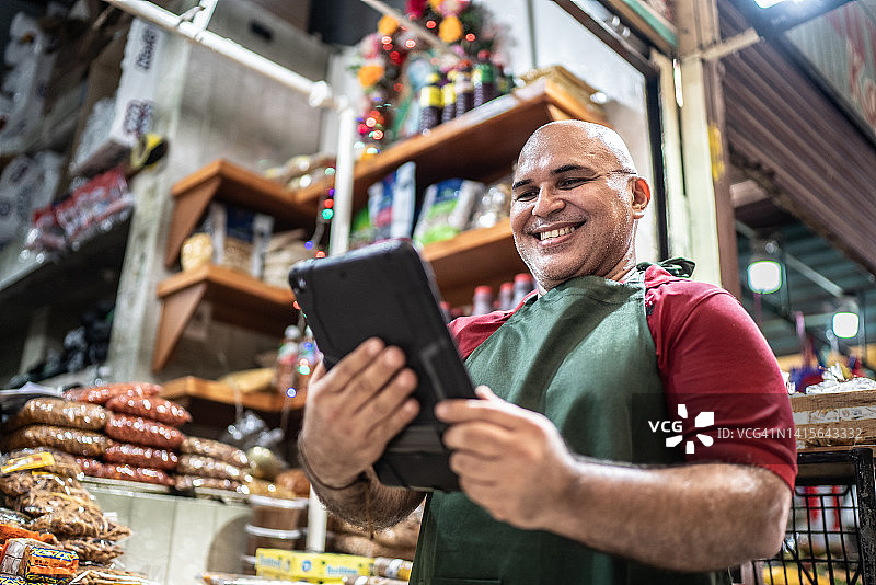 使用平板电脑的成熟男性小企业主图片素材