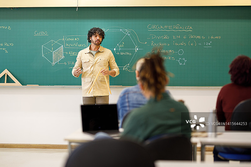 教授讲解课堂作业图片素材