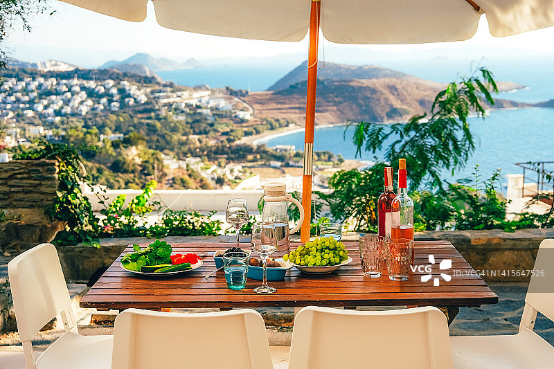 户外晚餐餐桌布置图片素材