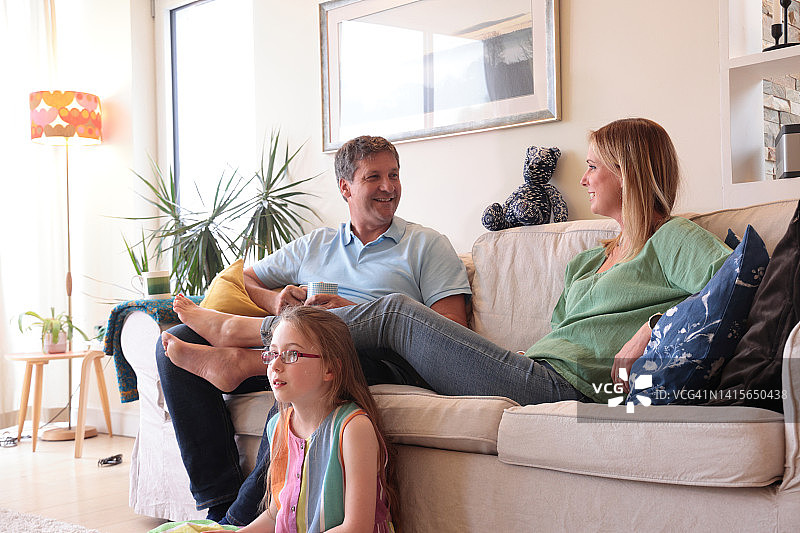 沙发上的一家三口图片素材