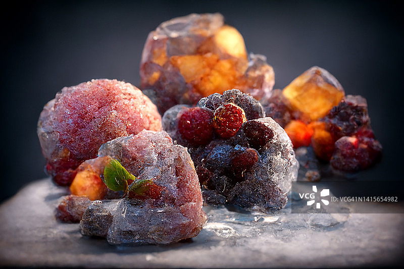 冰块中的冷冻水果图片素材