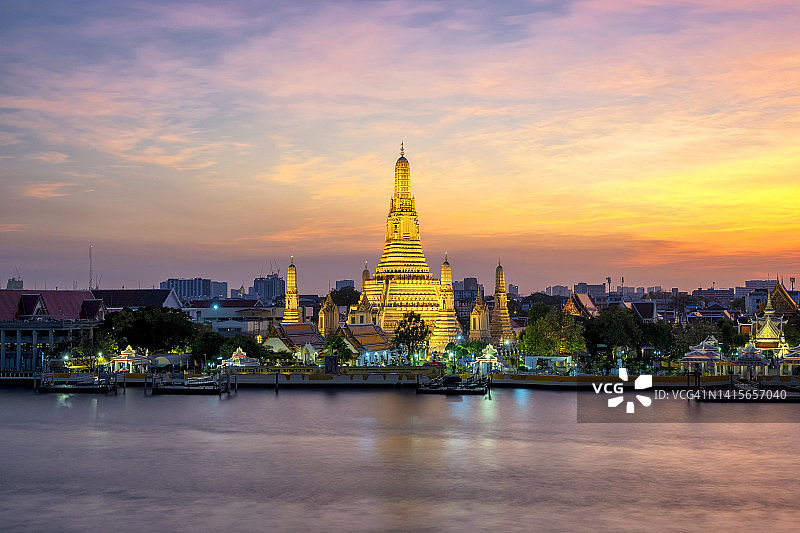 曼谷城市中美丽的郑王庙日落图片素材