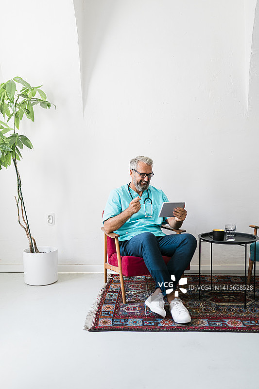 外科医生术后用平板电脑放松图片素材