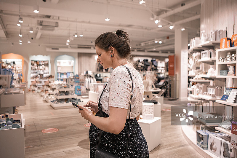 漂亮的孕妇购买婴儿用品图片素材