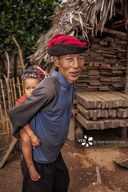 来自山地部落的老人带着他的孙女图片素材