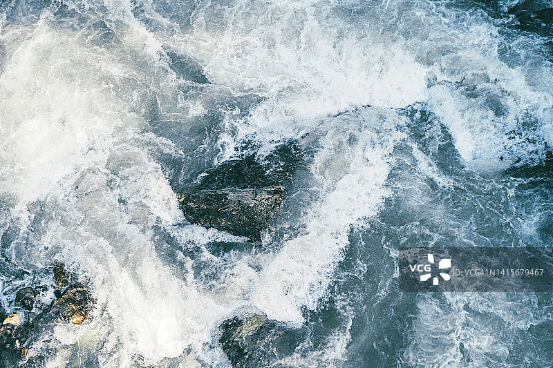 岩石间蓝色瀑布漩涡图片素材