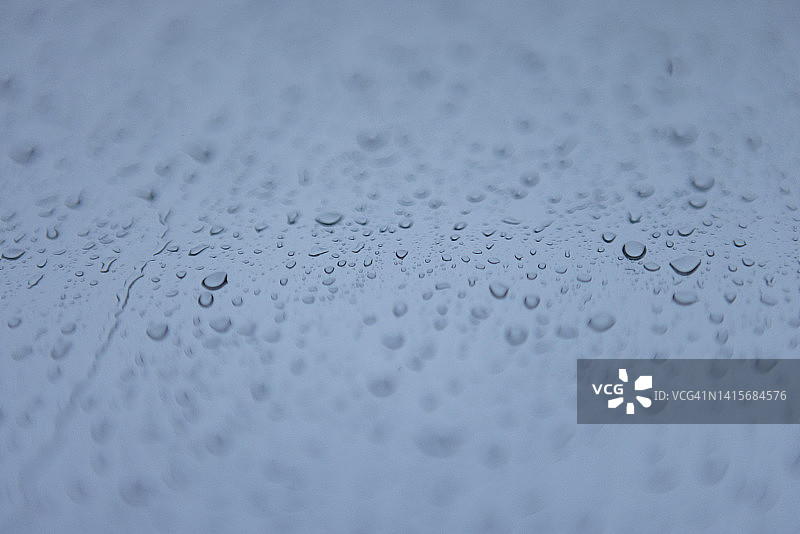 玻璃窗上的水滴图片素材