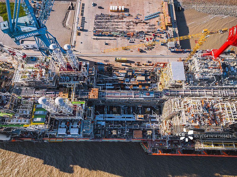 建造中码头上的新型FPSO船（浮式生产储卸油船）图片素材