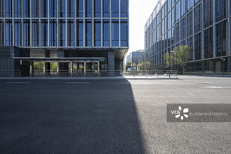 现代化城市建筑外的场地图片素材