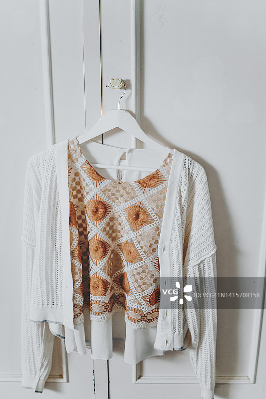 晾在窗边耙子上的白色T恤图片素材