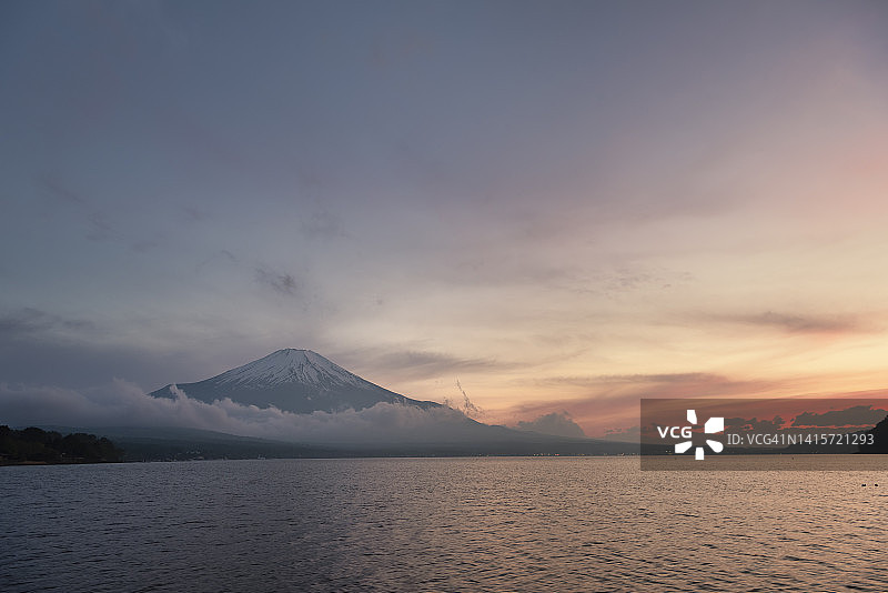 从山中湖眺望的富士山（黄昏时分）图片素材