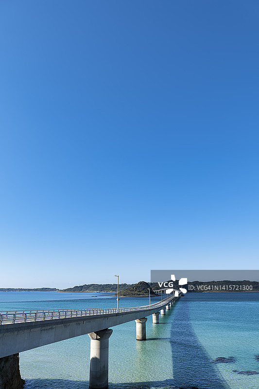 日本山口县的角岛大桥和翡翠绿的海图片素材