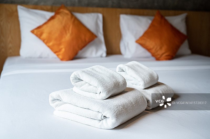 酒店卧室里舒适的床和毛巾，采用温馨风格装饰图片素材