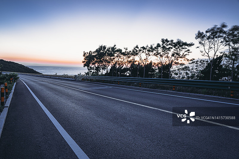 夜间沿海公路图片素材