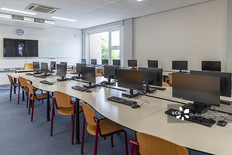 高中空教室里的电脑图片素材