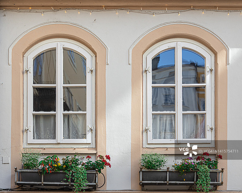 萨尔茨堡的经典公寓楼图片素材