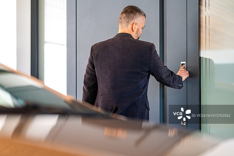 男人手指按压指纹扫描仪进入房屋图片素材