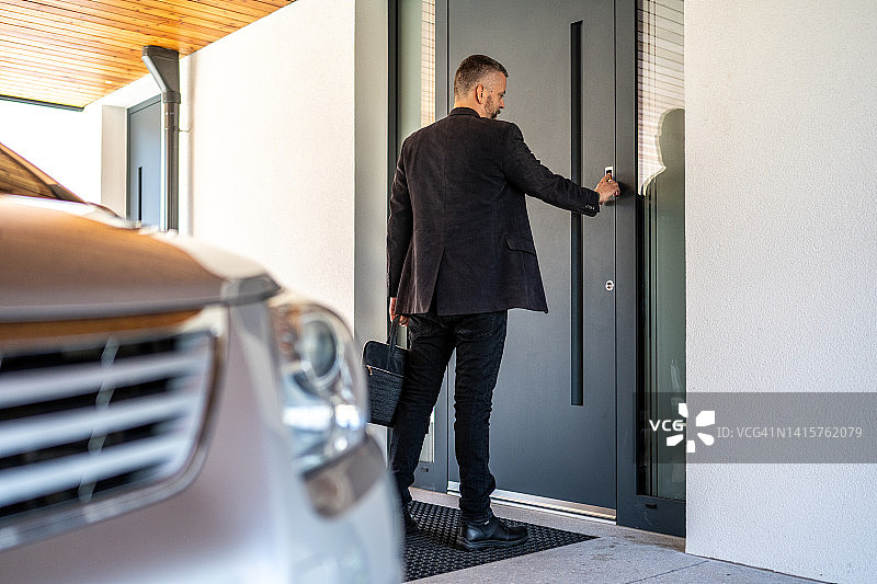 男人手指按压指纹扫描仪进入房屋图片素材