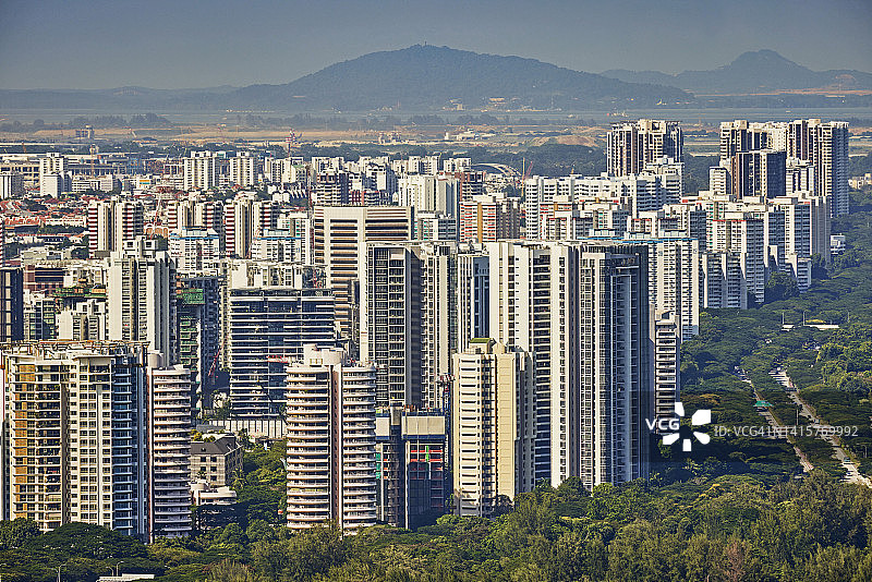 新加坡的亚洲城市天际线公寓和绿色森林公园图片素材