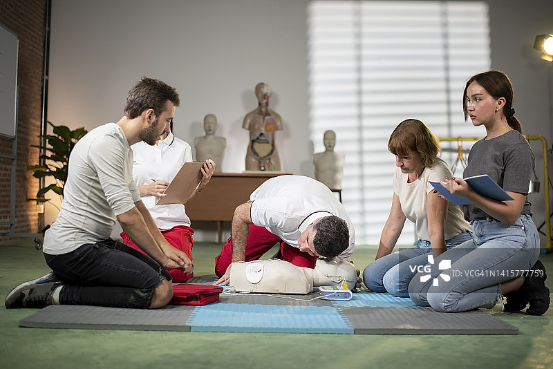 老师正在培训如何正确使用基础自动体外除颤器图片素材