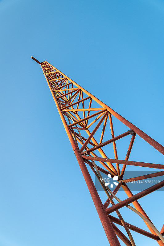 生锈的塔和湛蓝的天空图片素材