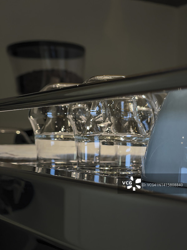 咖啡机上的玻璃杯图片素材