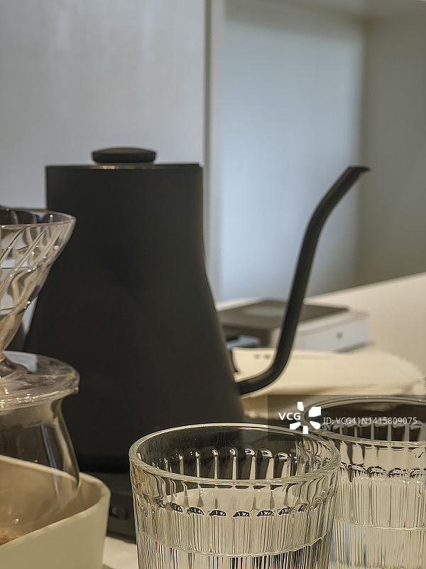 黑咖啡壶和玻璃杯图片素材