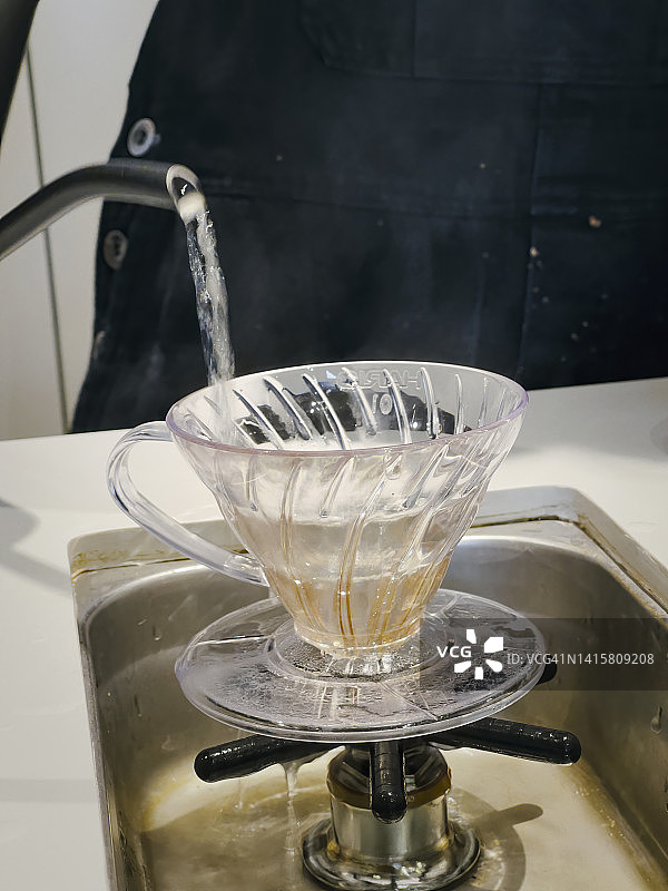 女人正在清洁咖啡滤杯图片素材