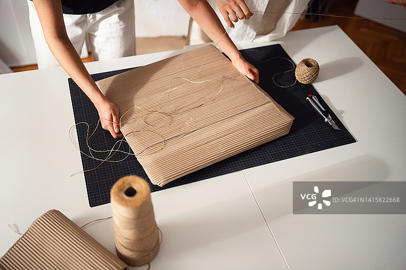 姐妹艺术家和线上卖家正在打包画作准备发货图片素材