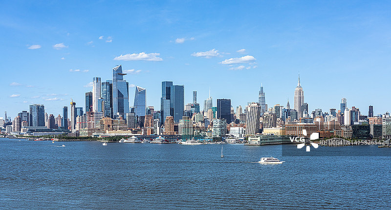 从新泽西州霍博肯看到的阳光明媚的曼哈顿中城天际线图片素材