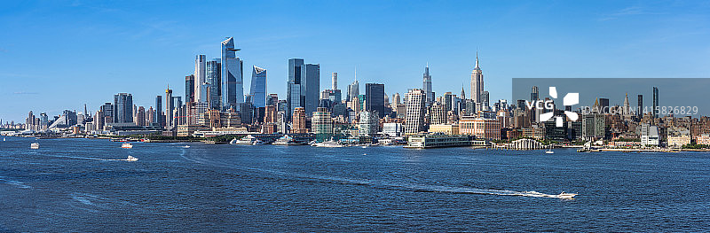 从新泽西州霍博肯看到的阳光明媚的曼哈顿中城天际线图片素材