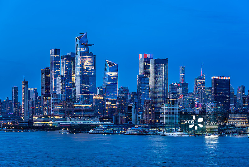 从霍博肯看曼哈顿市中心暮色景观图片素材