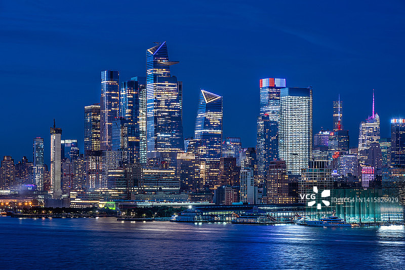 从霍博肯观赏哈德逊城市广场和曼哈顿西区的夜景，新泽西州图片素材