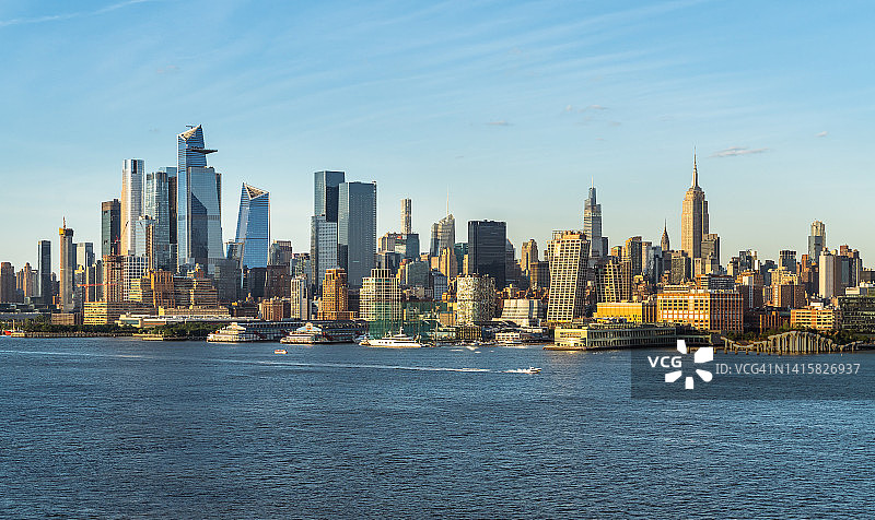 从新泽西州霍博肯看到的阳光明媚的曼哈顿中城天际线图片素材